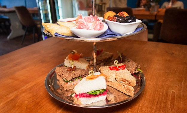 Поднос с блюдами